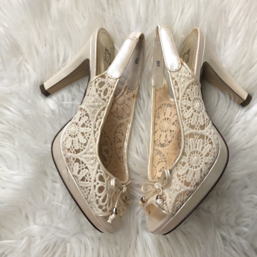 Ann Klein Gold cream lace  Peep Toe Sling Back Heels with bow 6M